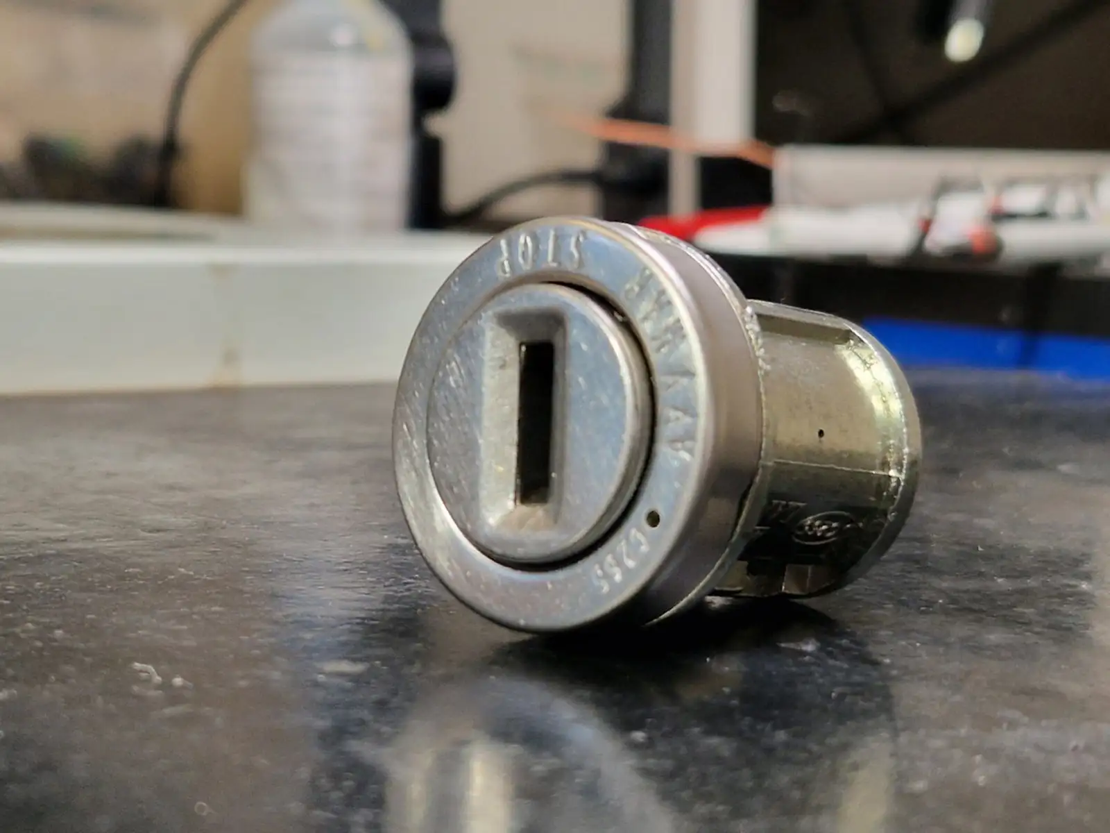 Ausgebauter Fiat Schließzylinder zur Reparatur